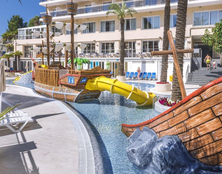 Verano en hotel 4* en Calella ¡niños viajan con 50% de descuento!