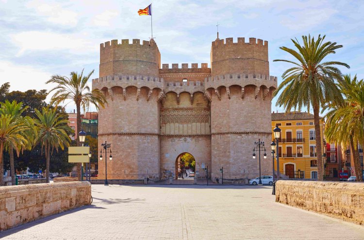 Descubre Valencia en hotel 4* con desayuno y piscina - Valencia
