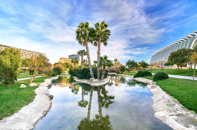 Descubre Valencia en hotel 4* con desayuno y piscina - Valencia