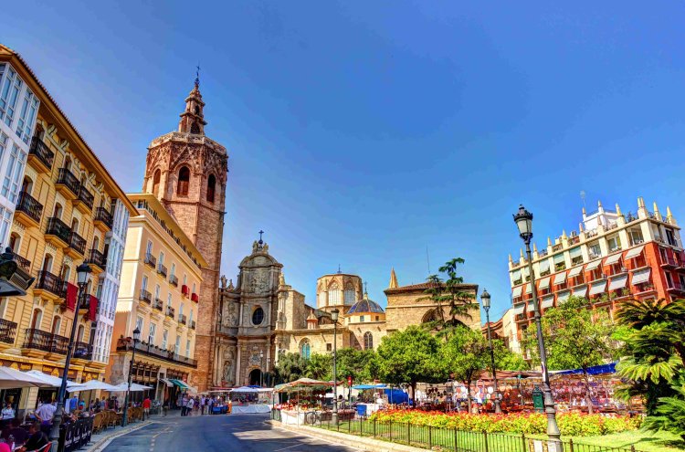 Descubre Valencia en hotel 4* con desayuno y piscina - Valencia