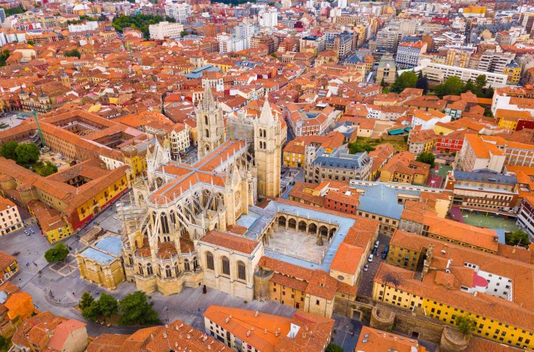 Descubre León: tapas, historia y magia en la joya del norte - León