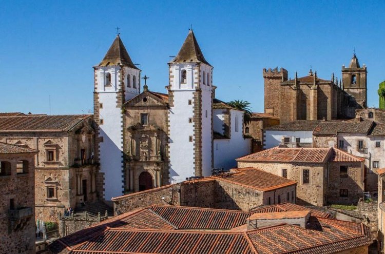 Resort Isla de Valdecañas: 4* y naturaleza en Extremadura - Cáceres