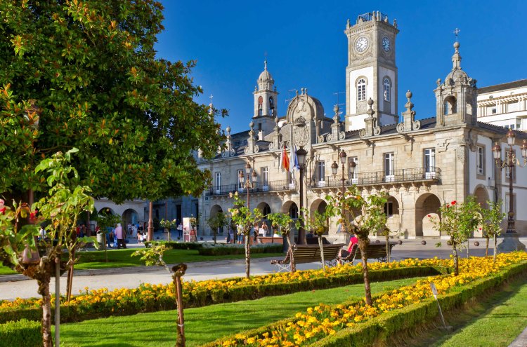 Descubre Lugo y pasea por su icónica muralla con esta oferta 4* - Lugo