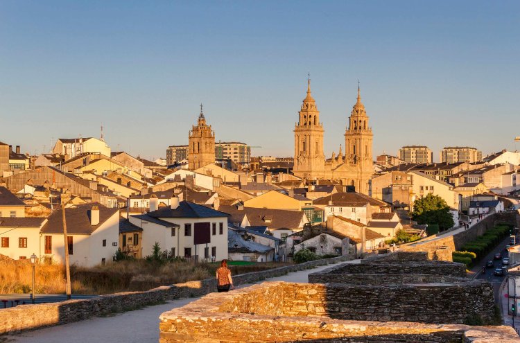 Descubre Lugo y pasea por su icónica muralla con esta oferta 4* - Lugo