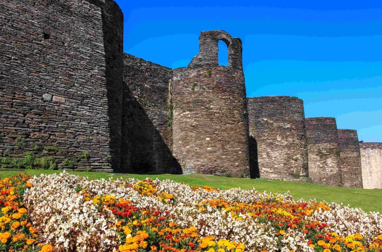 Descubre Lugo y pasea por su icónica muralla con esta oferta 4* - Lugo