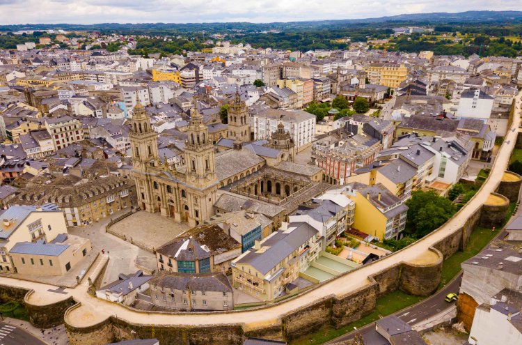 Descubre Lugo y pasea por su icónica muralla con esta oferta 4* - Lugo