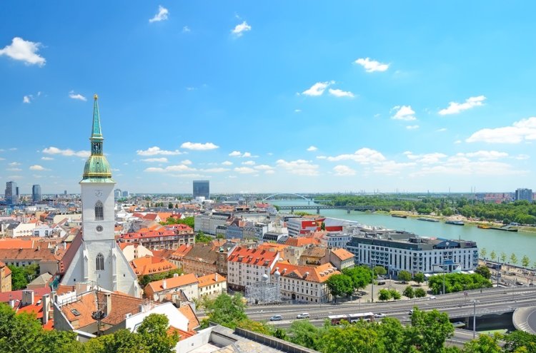 En busca de la magia navideña con crucero por el Danubio y vuelos incluidos - Bratislava