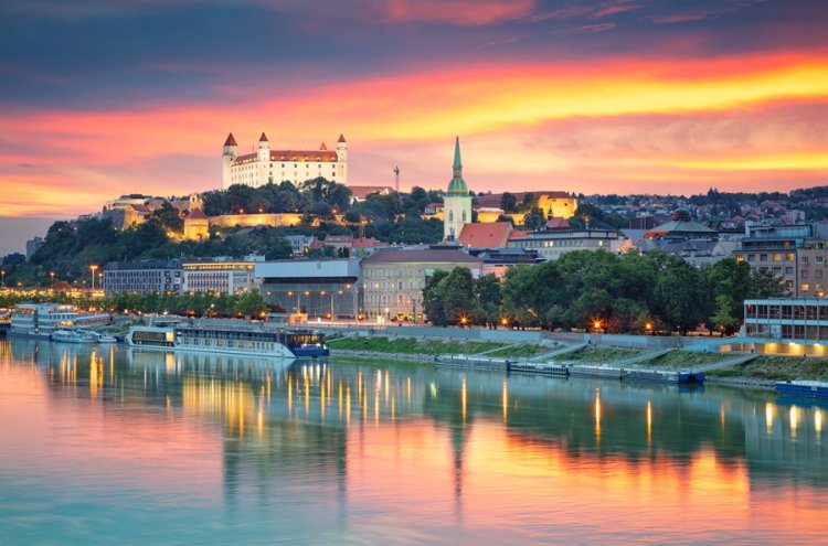 En busca de la magia navideña con crucero por el Danubio y vuelos incluidos - Bratislava