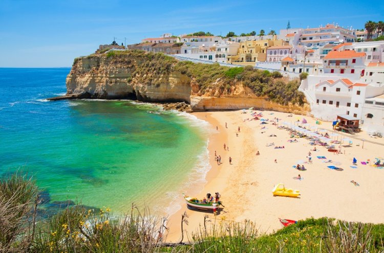 Em cima da hora! Algarve ao seu ritmo: sol, calma e a essência do sul de Portugal.
