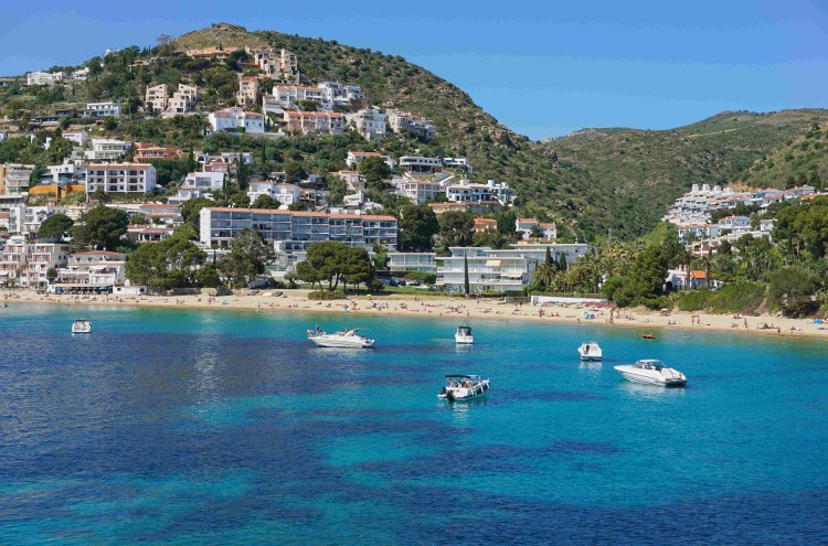 Descubre la Costa Brava en Roses con hotel 4 * y Desayunos Incluidos - Roses
