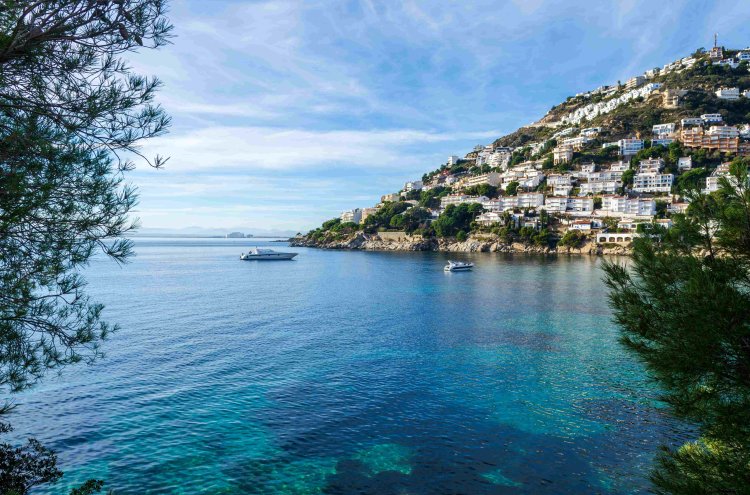 Descubre la Costa Brava en Roses con hotel 4 * y Desayunos Incluidos - Roses