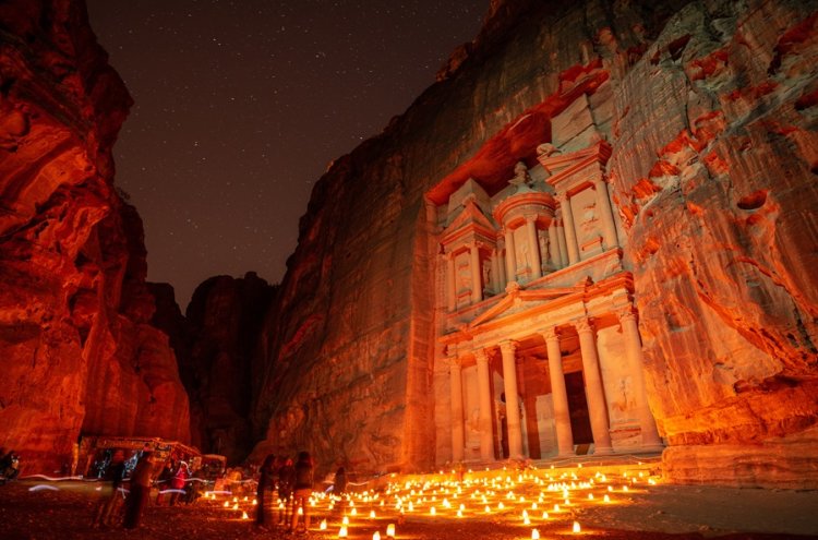 Descubre Jordania con noche mágica en el desierto y media pensión