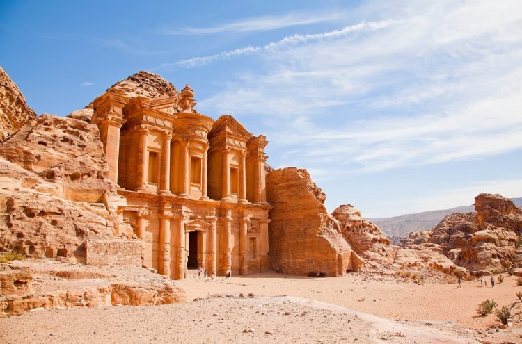 Descubre Jordania con noche mágica en el desierto y media pensión