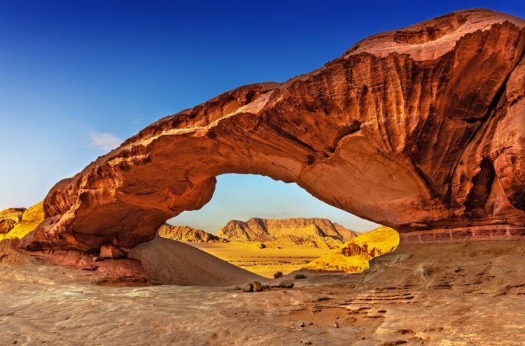 Descubre Jordania con noche mágica en el desierto y media pensión