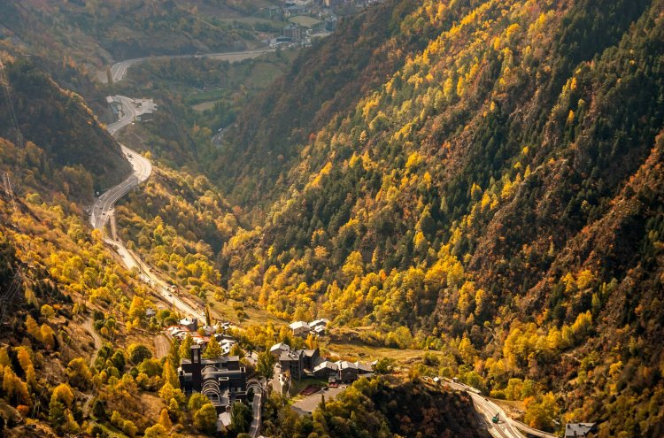 ¡Relax en Andorra! Hotel 4* y entradas para Caldea Premium - Andorra