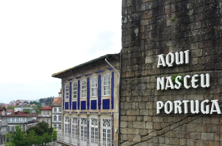 ¡Descubre Guimarães! Vive la esencia de Portugal - Guimaraes Portugal