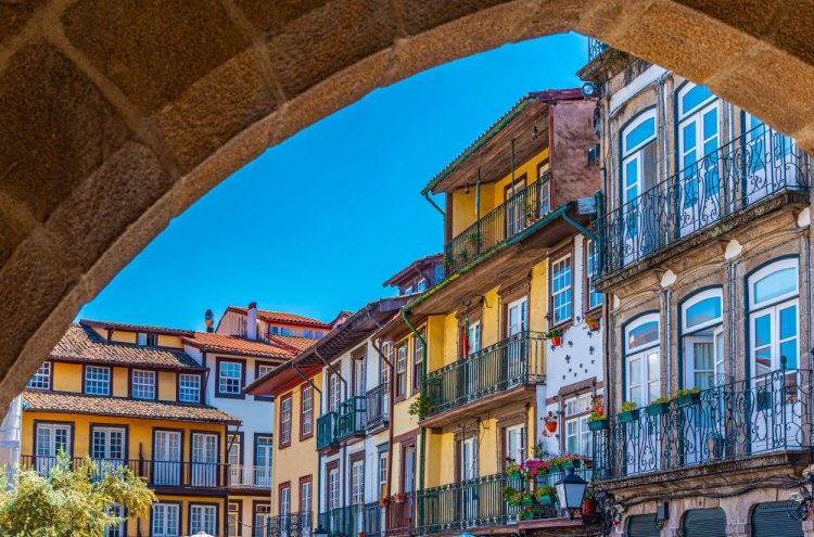 ¡Descubre Guimarães! Vive la esencia de Portugal - Guimaraes Portugal