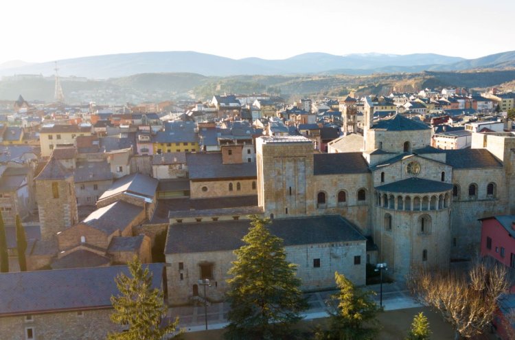 ¡Bienestar en los Pirineos! Tu estancia en La Seu d'Urgell con acceso al spa - La Seu Urgell