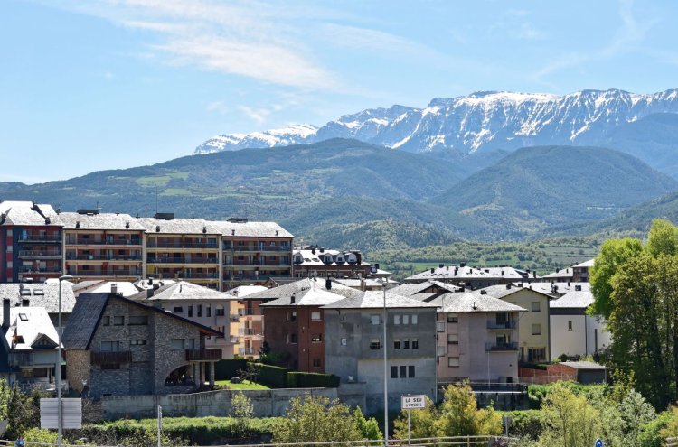 ¡Bienestar en los Pirineos! Tu estancia en La Seu d'Urgell con acceso al spa - La Seu Urgell