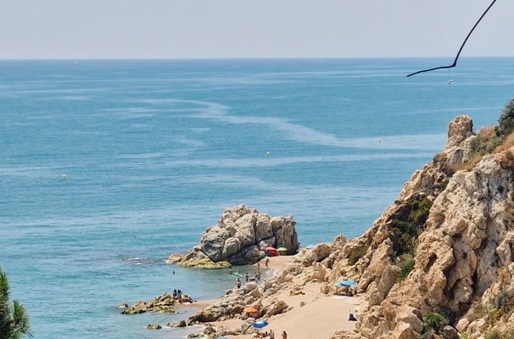 ¡Aún quedan días de playa! Disfruta en Calella - Calella
