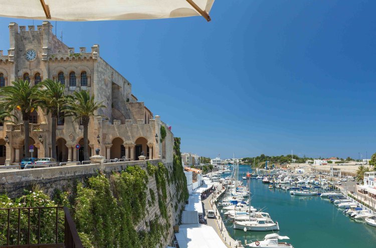 ¡Menorca te espera! Un 4* con toboganes ilimitados y con opción a ferry - Menorca
