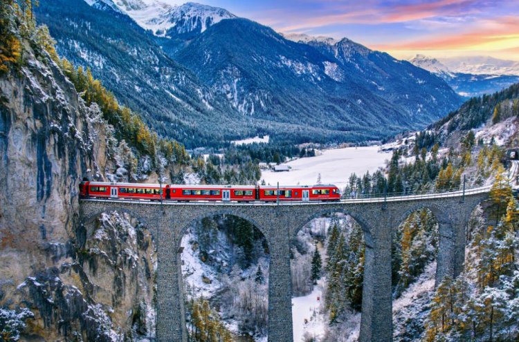 Bernina Express: un viaje mágico entre los Alpes suizos e italianos