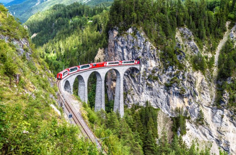 Bernina Express: un viaje de postal por los Alpes suizos