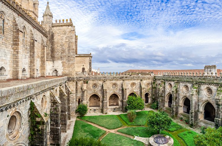 Desconecta entre siglos de historia y tradición portuguesa - Évora