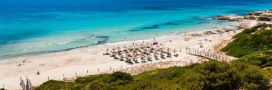 Llega a Menorca en Ferry y alójate en primera línea de playa ¡Qué lujo!