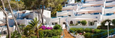 Descubre Ibiza en Mayo alojado en Cala Llonga ¡1er niño 50%!