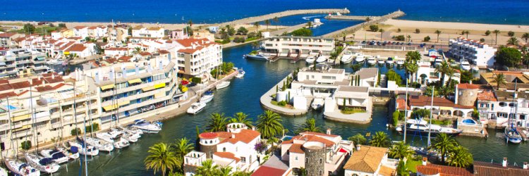 Visita Empuriabrava en apartamentos con desayunos