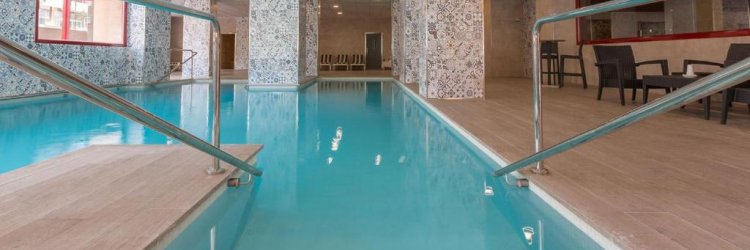 Fuengirola con Media Pensión, piscina interior y sauna ¡Adults Recommended!