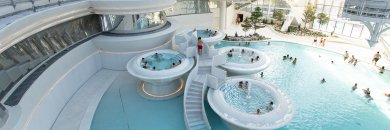 Relájate en las aguas termales de Caldea en Andorra