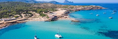 Visita la famosa Ibiza alojado en hotel Adults Recommended con desayunos