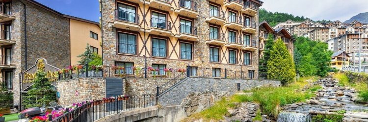 Aire fresco en Andorra en habitación con hidromasaje en hotel 5* de lujo