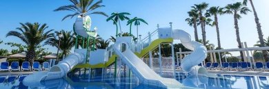 ¡Alójate en camping de lujo con toboganes en Tamarit!