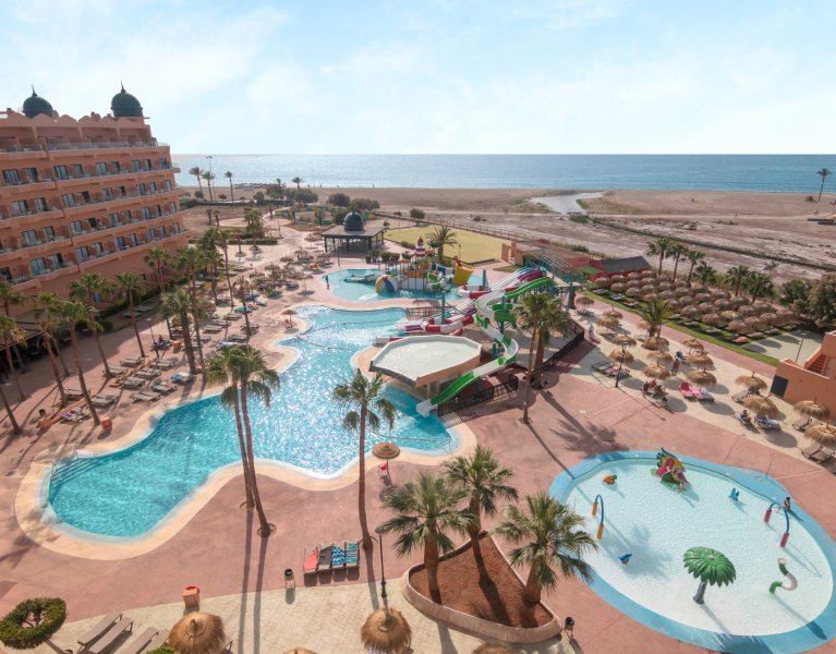 Hotel 4* en 1ª línea de playa con toboganes (Roquetas de Mar)
