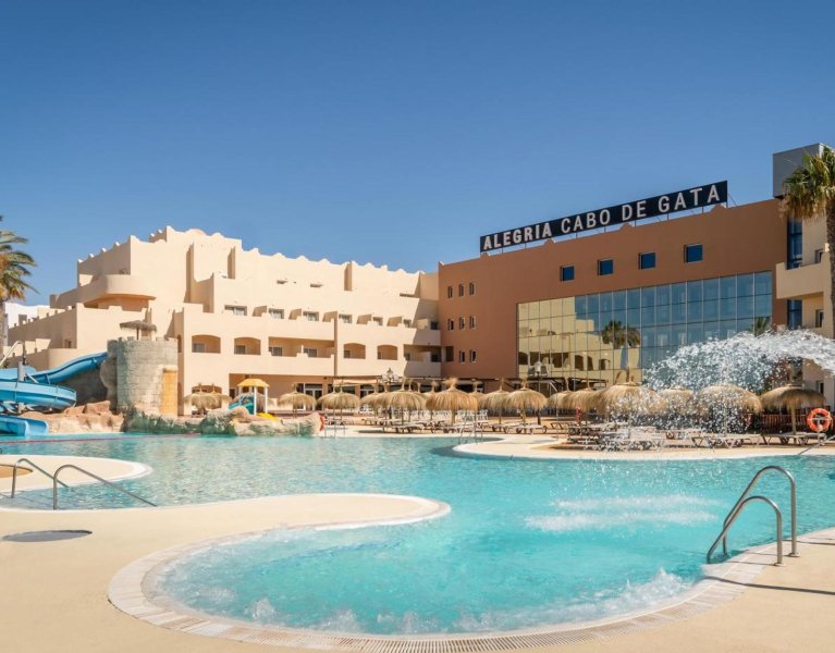¡Enamórate de Cabo de Gata con hotel 4*!