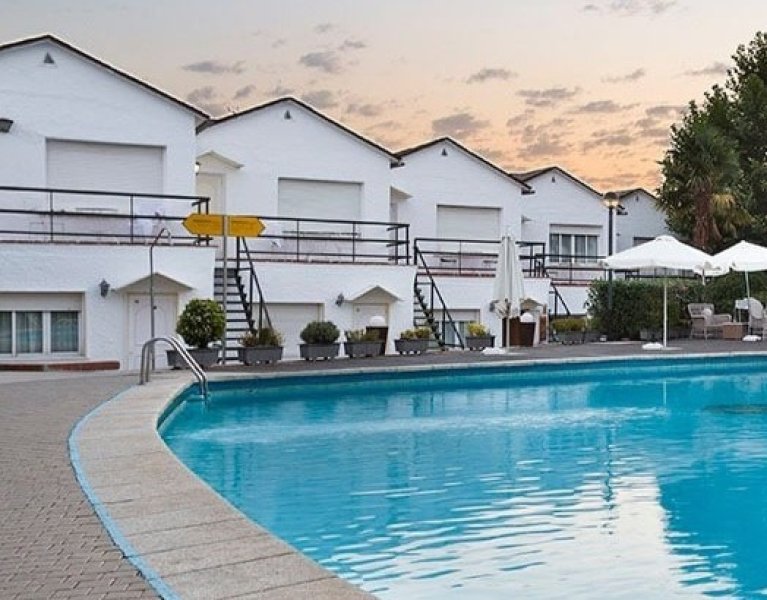 Madrid te espera con estilo: hotel 4* con piscina