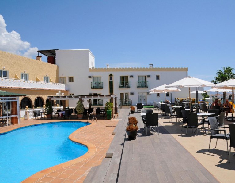 ¡Sol y Playa! en Nerja con acceso a Spa y Media Pensión