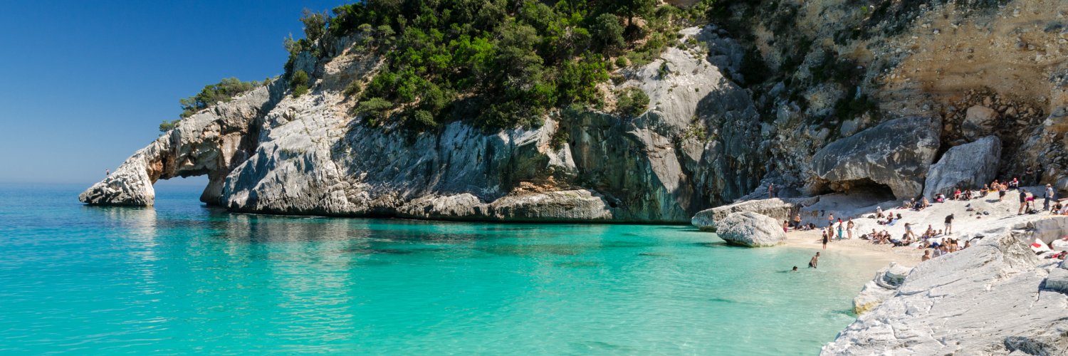 Verano en Cerdeña en Residence Le Rocce Rosse con barco