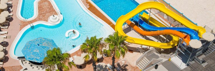 ¡Ultima llamada verano, hotel con toboganes!