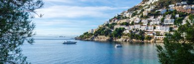 Descubre la Costa Brava en Roses con hotel 4 *