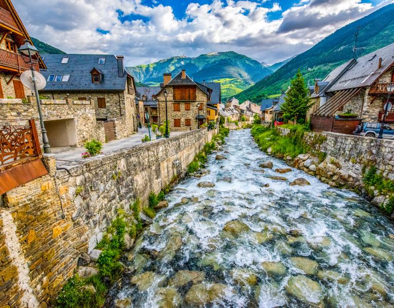Descubre la Vall d'Aran alojado en Betren con desayuno y piscina climatizada