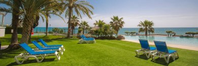 Localización privilegiada frente al mar con media pensión en la Costa de Azahar