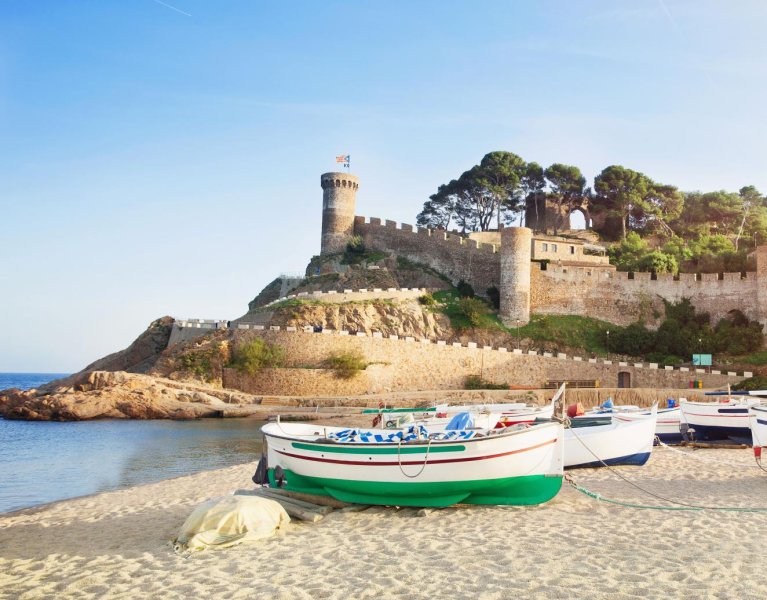 Escápate a Tossa: días dorados entre mar y murallas