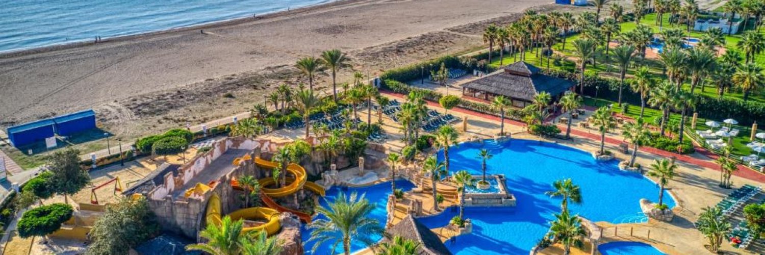 Toboganes en piscinas, playa y hotel 4* en 1ª línea de playa ¡2 niños GRATIS!
