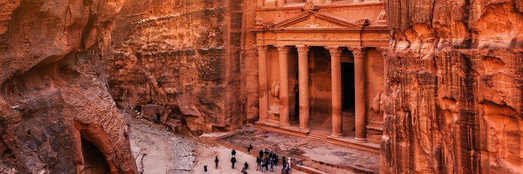 Descubre Jordania con noche mágica en el desierto y media pensión