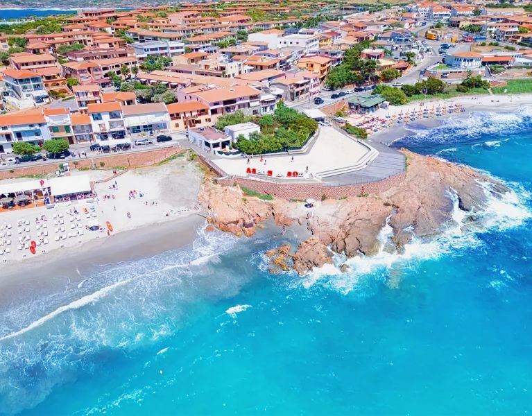 Verano en Cerdeña en Residence Le Rocce Rosse con barco