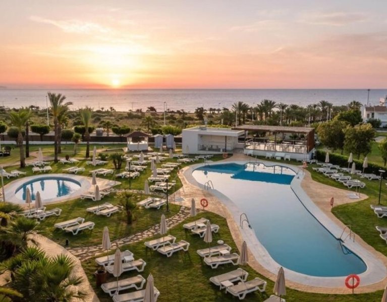 Lujo y tranquilidad en Mojácar con hotel 4*